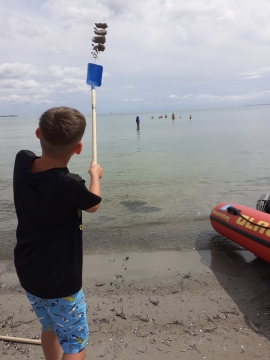 Ein Kind des Don-Bosco-Clubs am Strand von Scharbeutz an der Ostsee